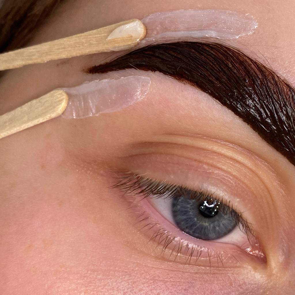 Оформление бровей воском