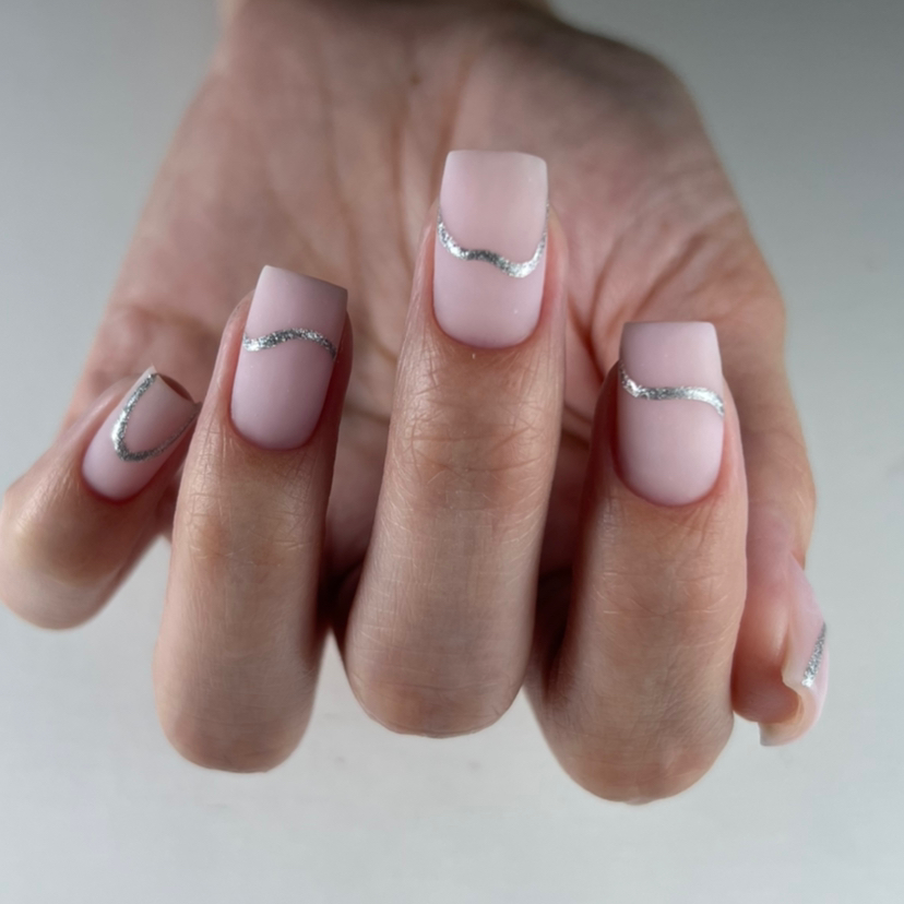 Коррекция наращенных ногтей без дальнейшего покрытия