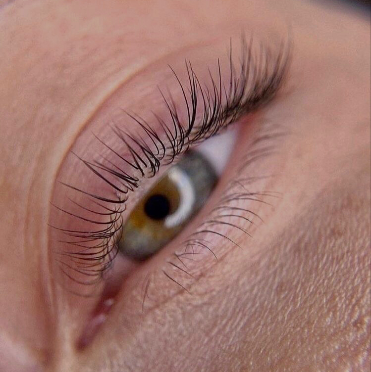 Снятие наращенных ресниц