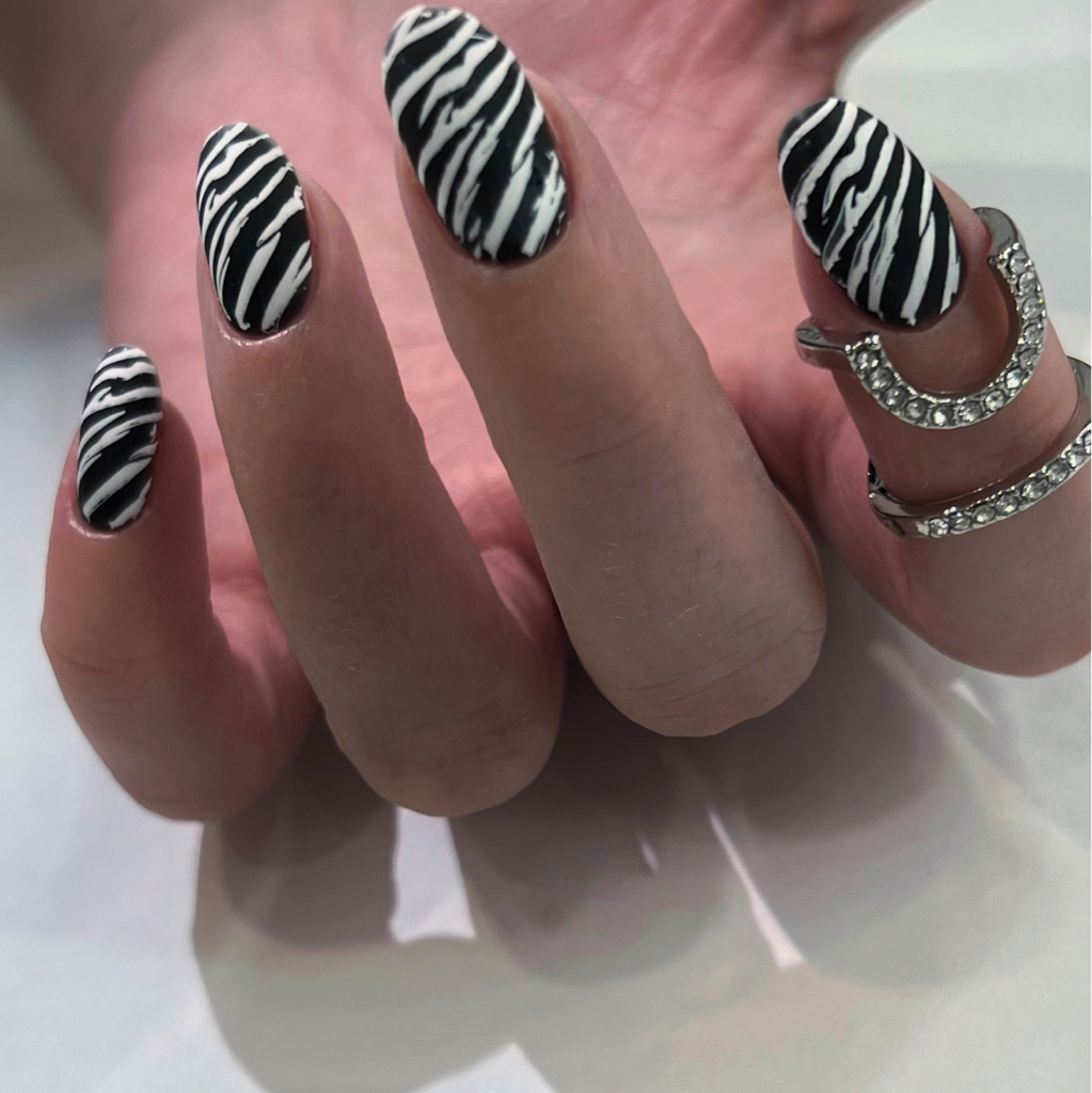 Маникюр с покрытием гель-лак и укреплением гелем средняя длина.