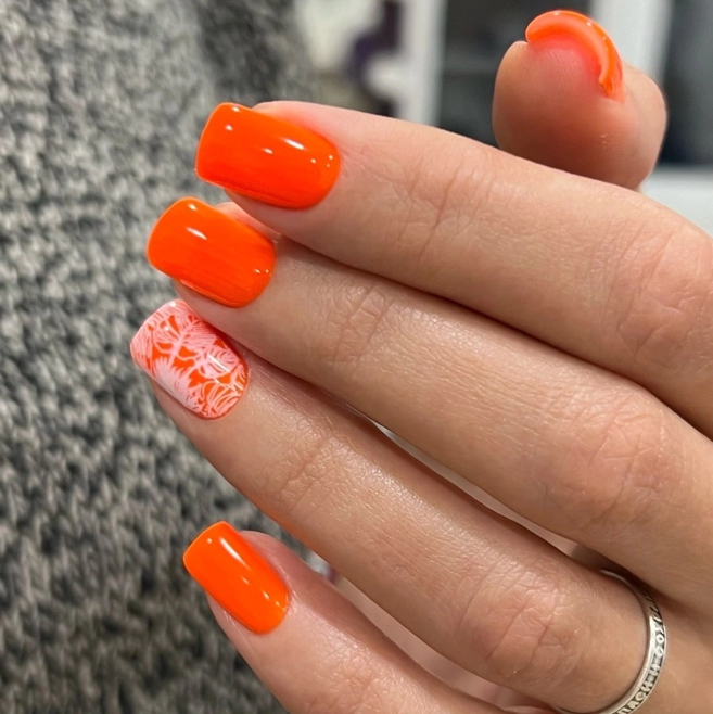 Маникюр с покрытием гель-лак и укреплением гелем на коротких ногтях.