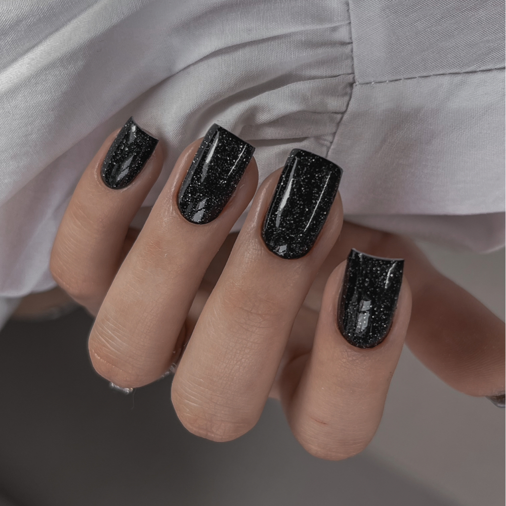 Маникюр с покрытием в один тон