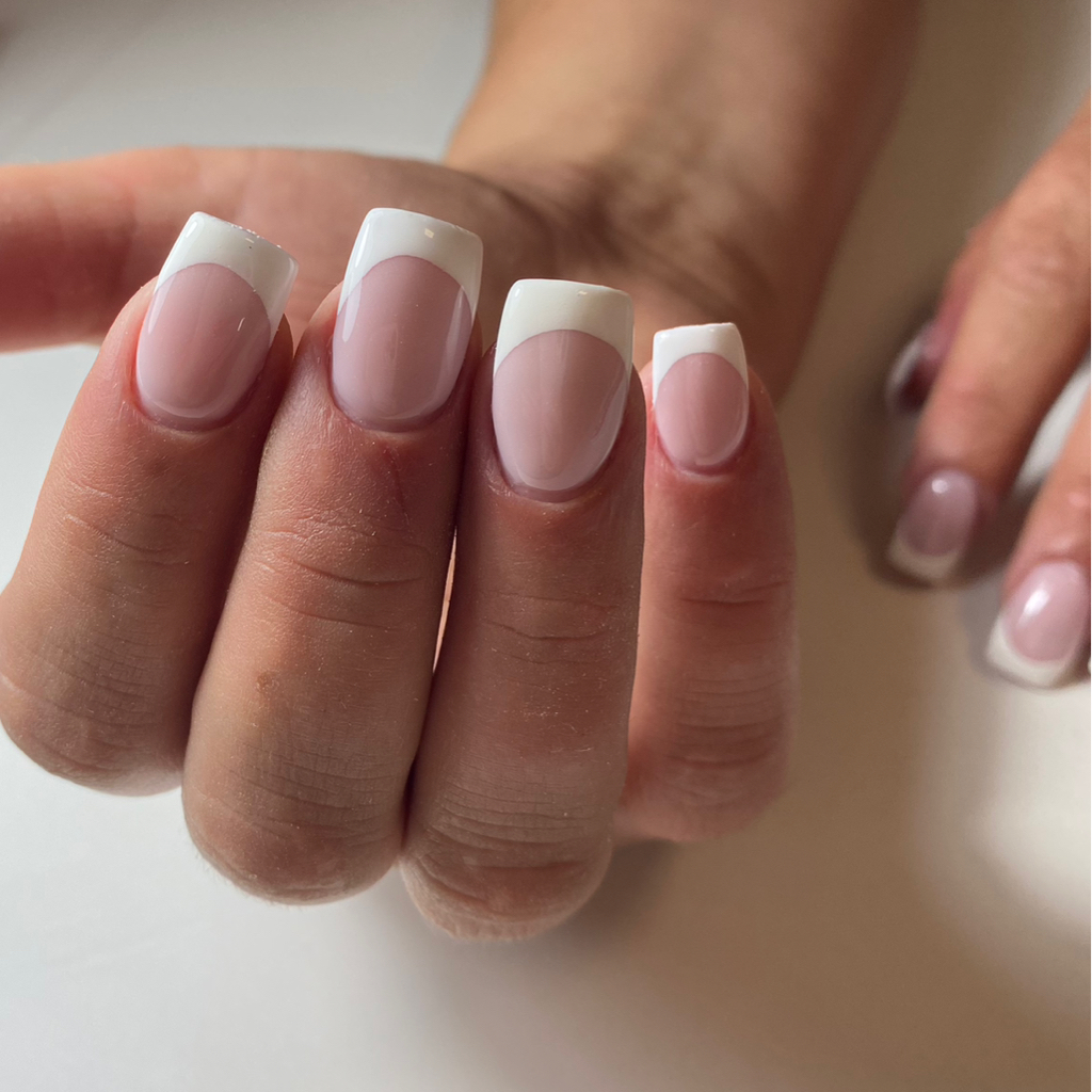 Нарощування нігтів