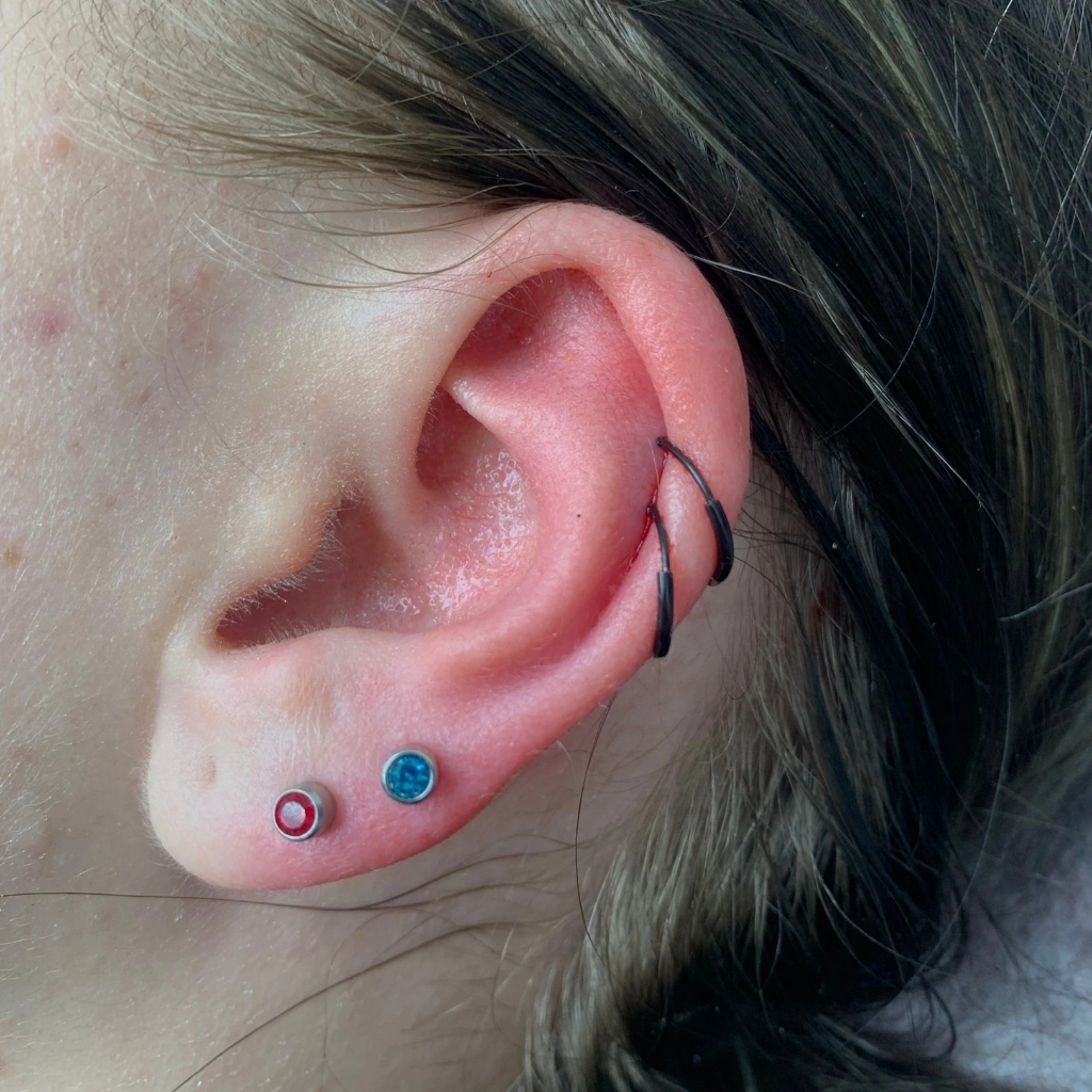 пирсинг уха иглой с нашей сережкой