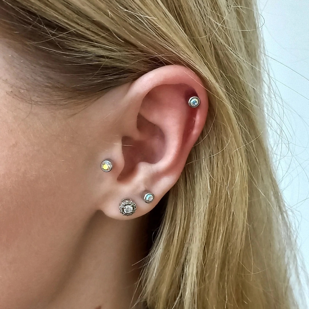 пирсинг одного уха пистолетом