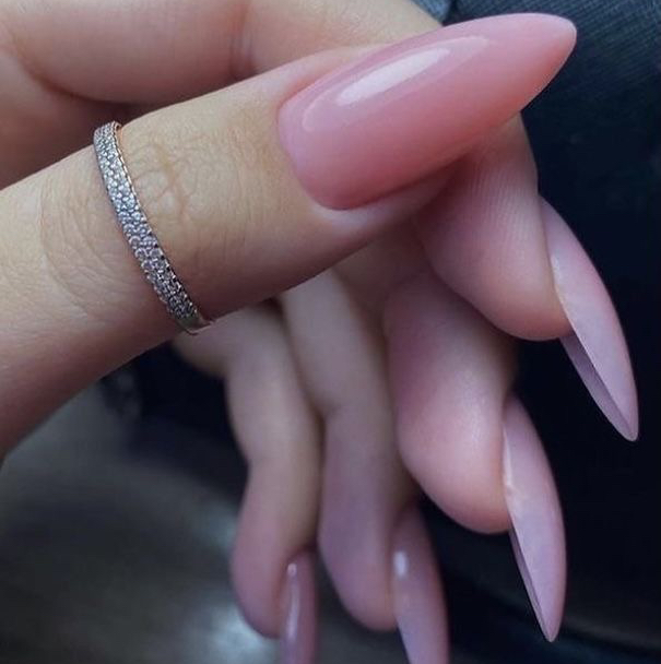 Наращивание ногтей с покрытием (дизайн не включен в стоимость)