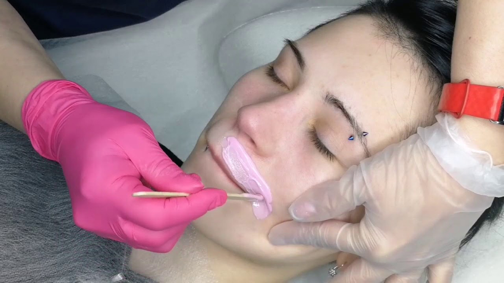 Удаление воском зоны усиков