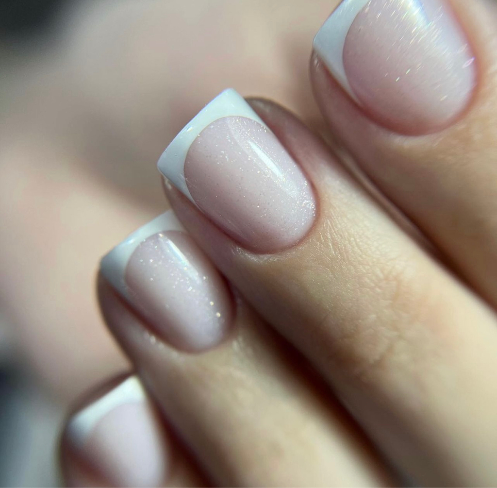 Маникюр с покрытием френч