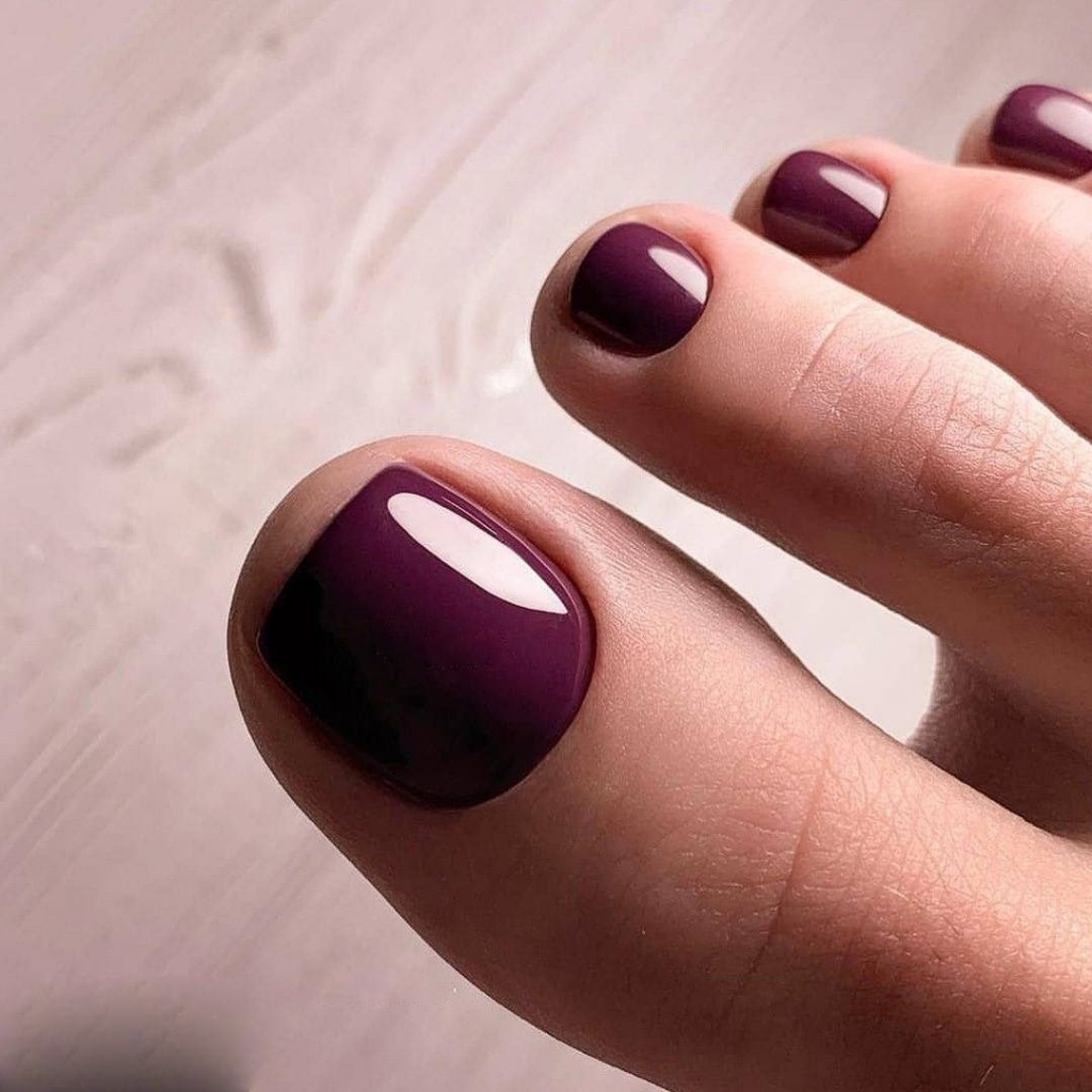 Обработка пальцев ног с покрытием гель-лак в 1 тон