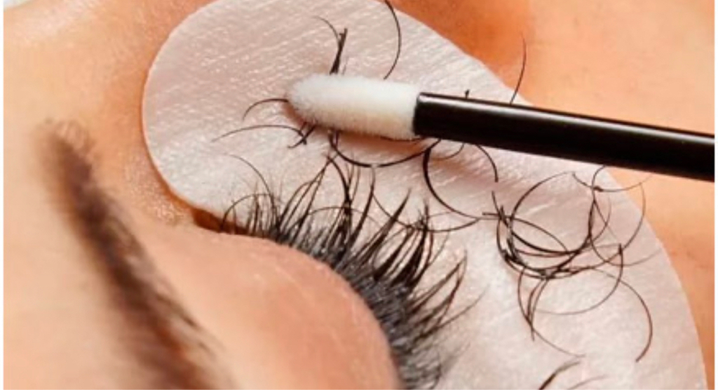 Снятие искуственных ресниц