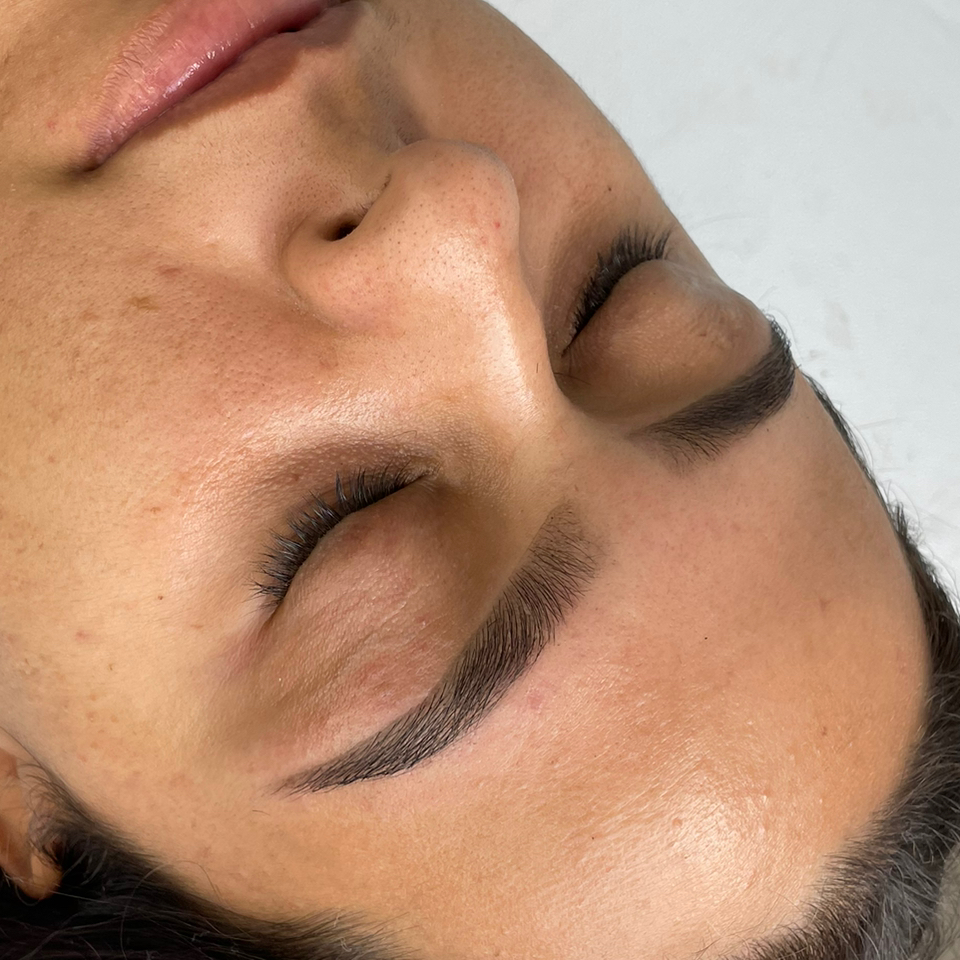 Design de sobrancelhas com aplicação de henna