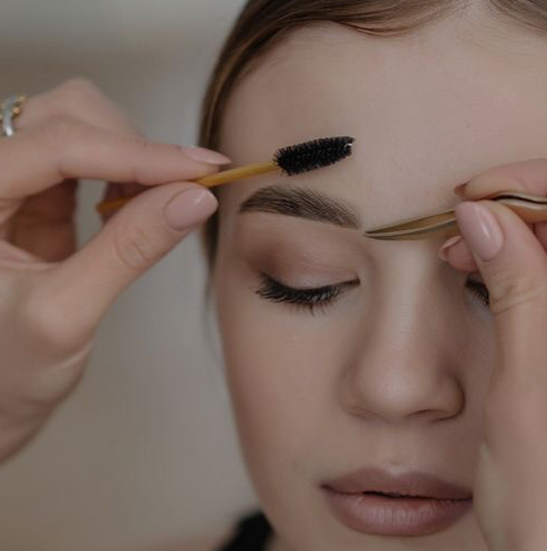 Коррекция формы + прореживание бровей (коррекция внутри брови)