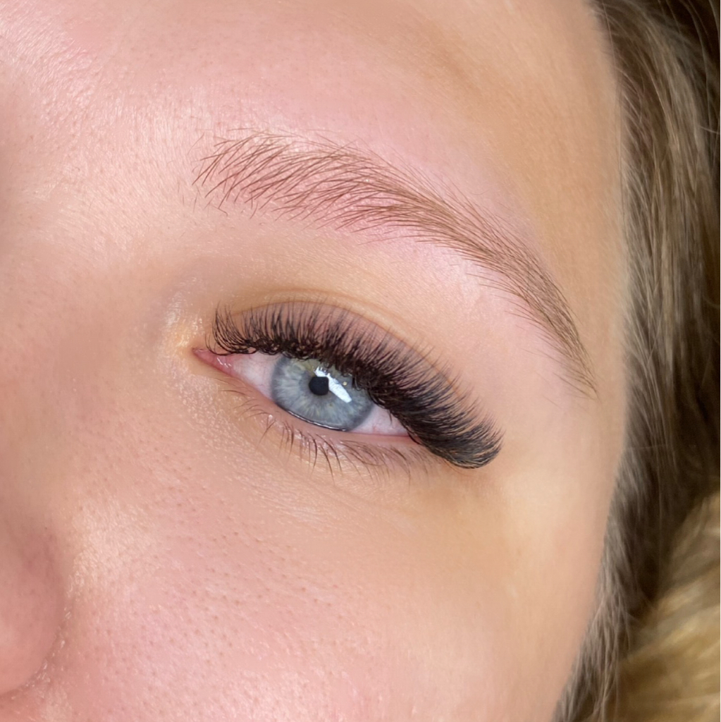 Наращивание ресниц 3D объем