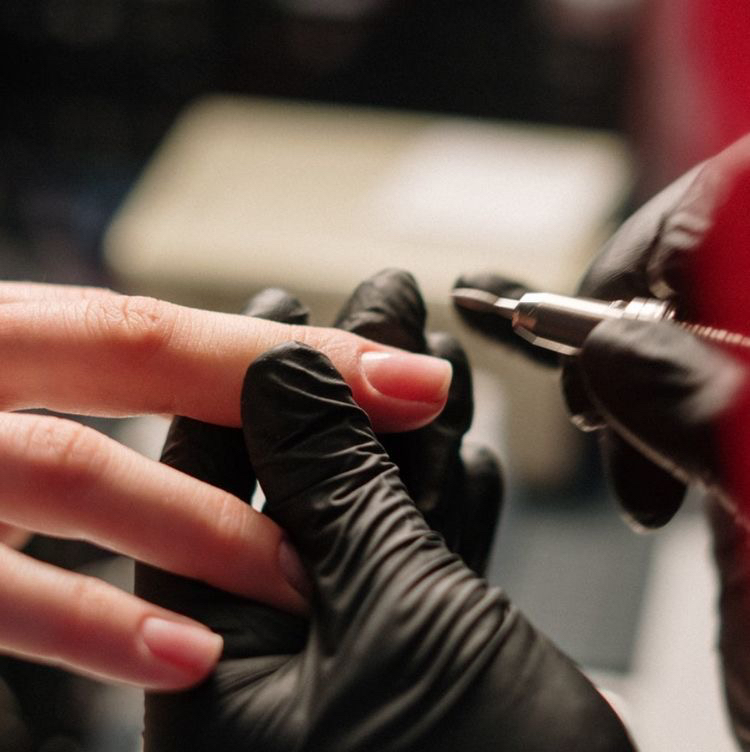 Снятие гель-лака(чужая работа)