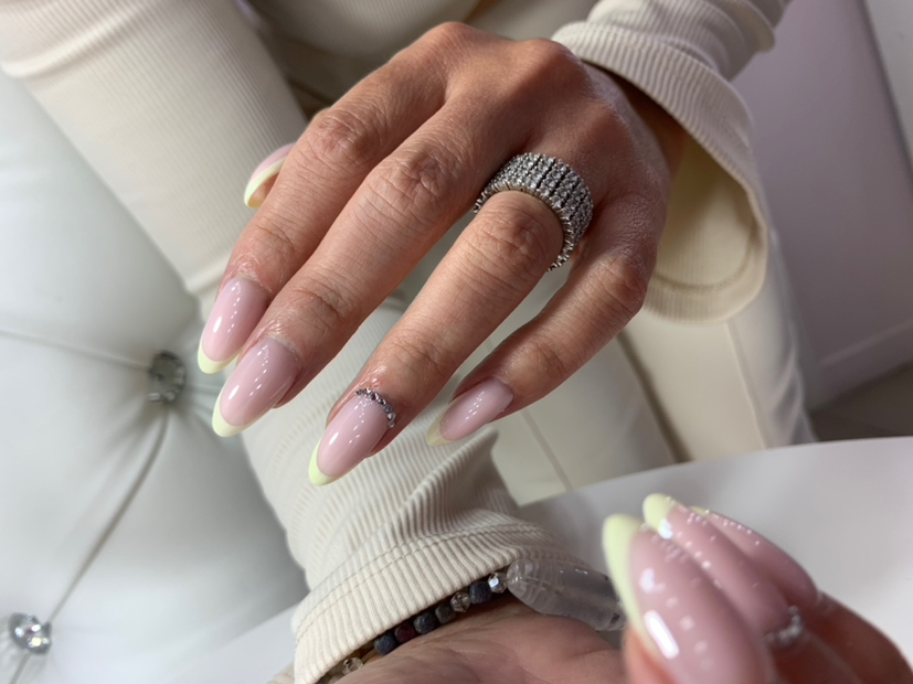 Наращивание ногтей с однотонным покрытием