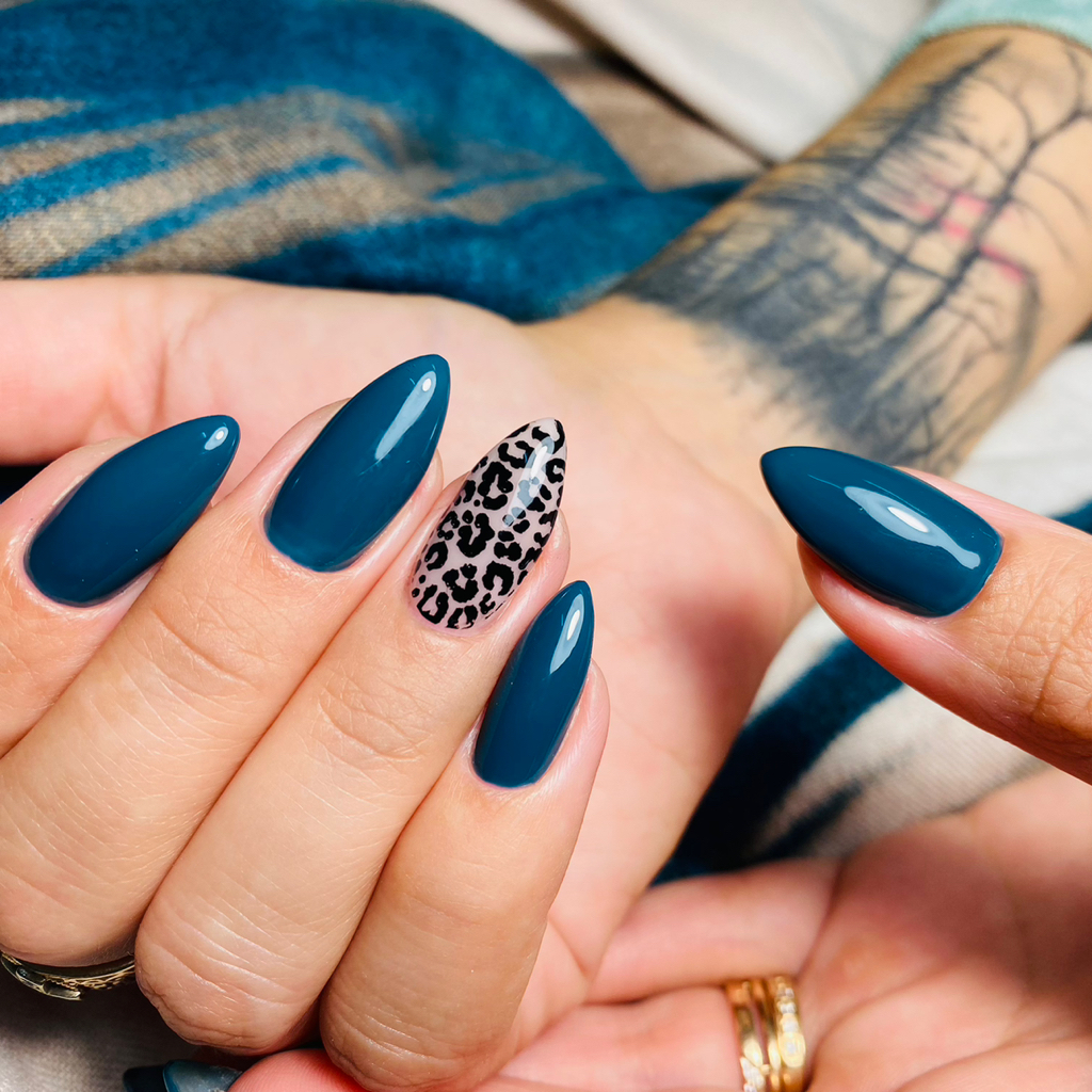 Маникюр  с покрытием и легким дизайном