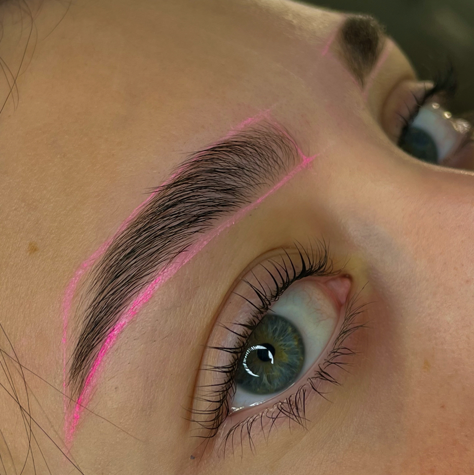 Коррекция бровей