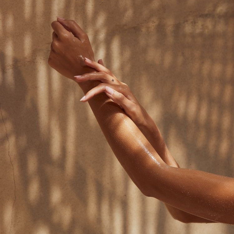 Воск руки по локоть