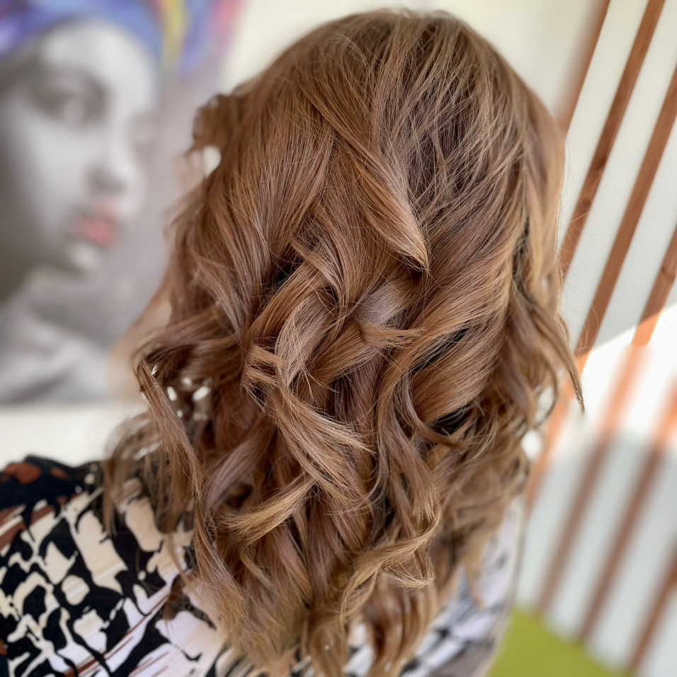 Локоны, укладка. Стоимость от 1000 руб ( зависит от длины и густоты волос). Для уточнения стоимости присылайте фото ваших волос на WhatsApp