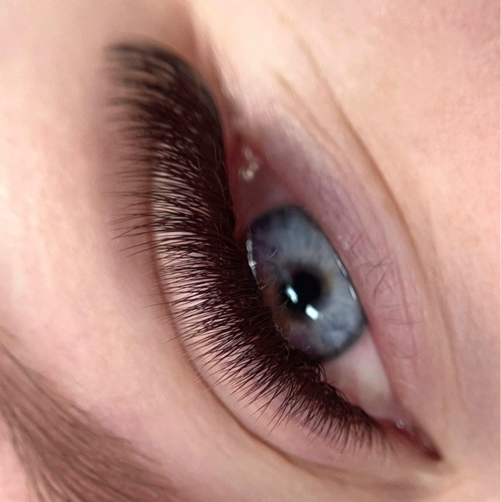 Наращивание ресниц 4-5D объем