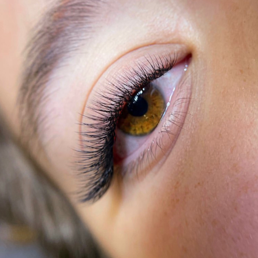 Наращивание ресниц 2D объем