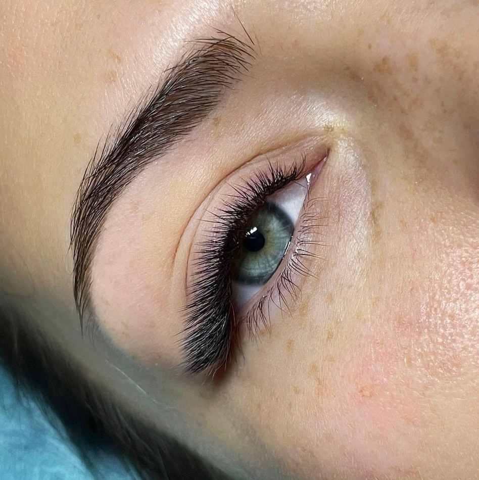 Наращивание ресниц 3D объем