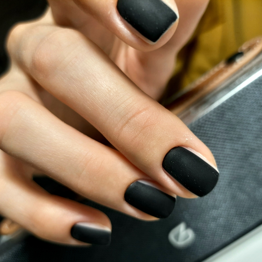 маникюр с покрытием гель лаком и несложным дизайном