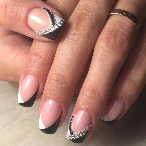 Френч, стемпинг, инкрустация стразами.