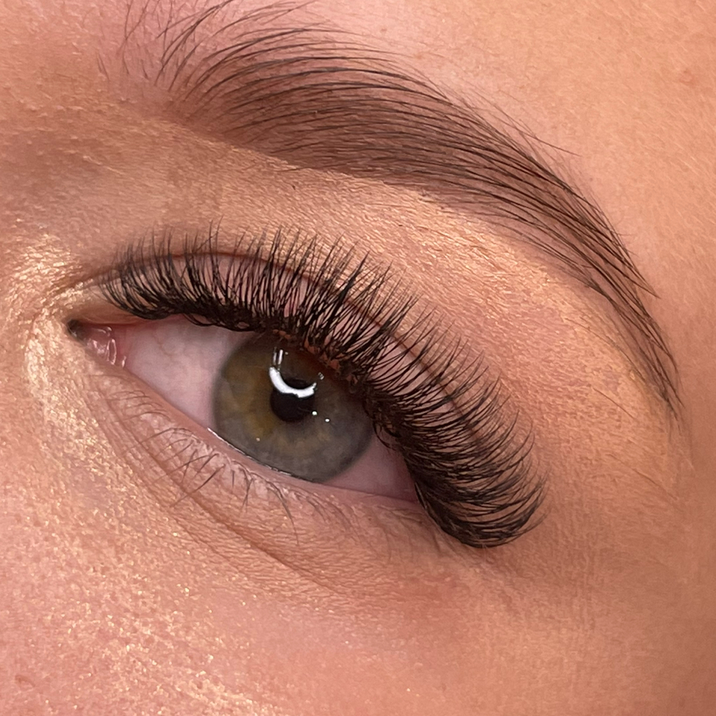 Коррекция ресниц (на 500 рублей меньше от суммы наращивания)