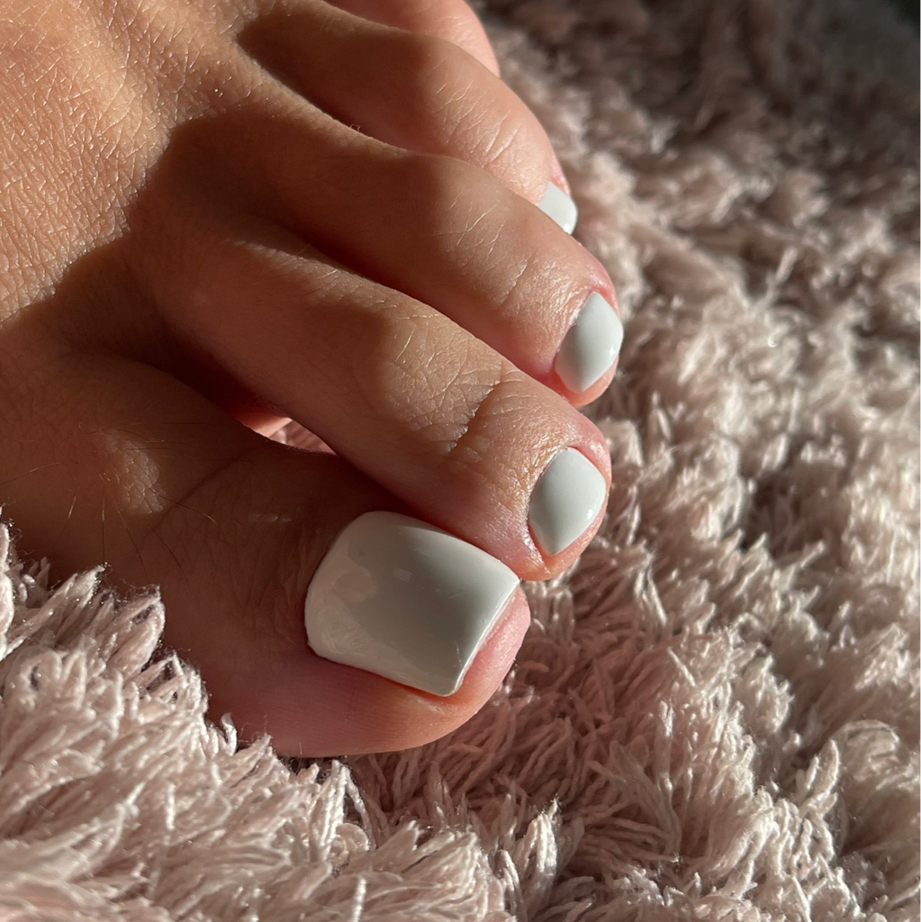 Педикюр с покрытием, обработка пальчиков