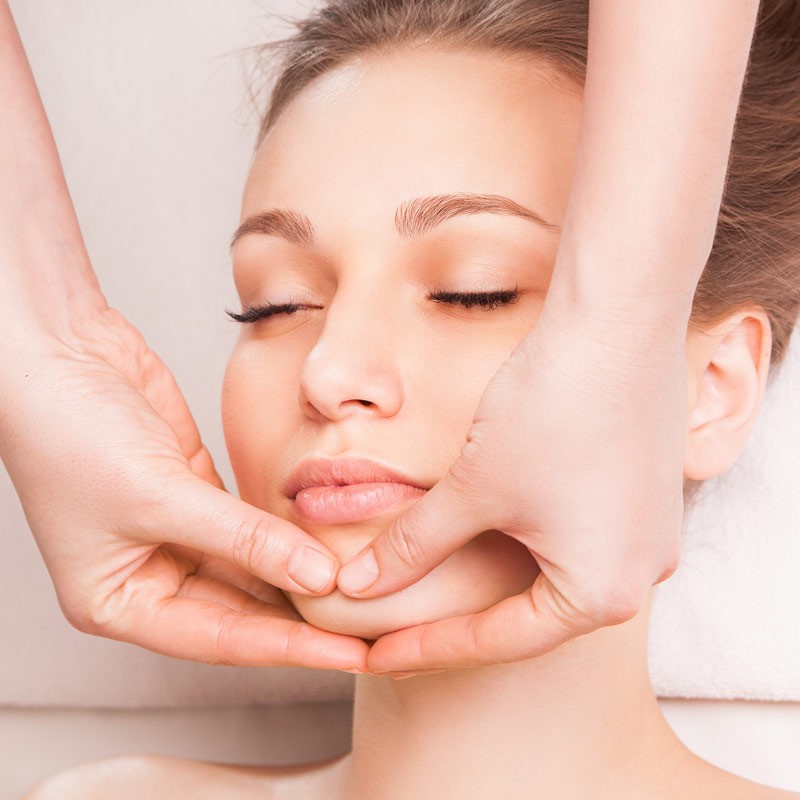 Фейспластический массаж головы