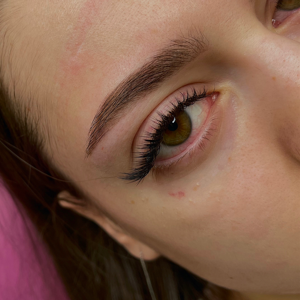 Наращивание ресниц (Голливуд или бархатный объем) + оформление бровей