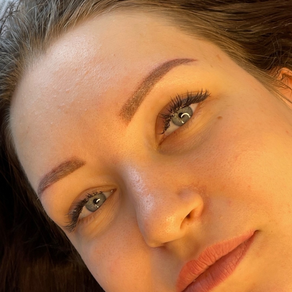 Перманентный макияж бровей