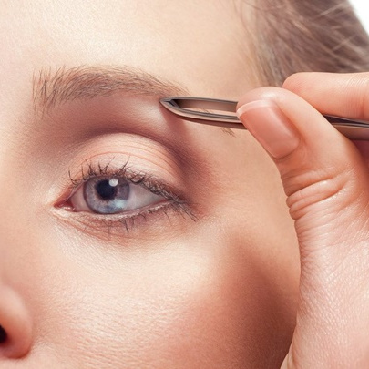 Коррекция бровей (воск + пинцет)