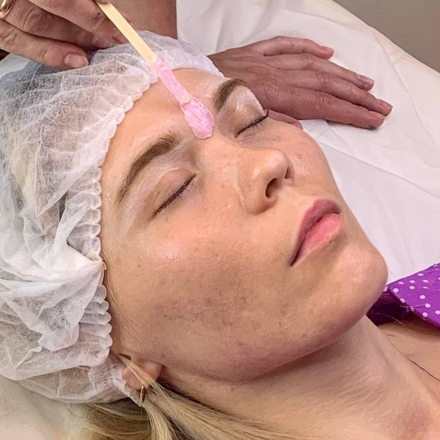 Коррекция бровей воском