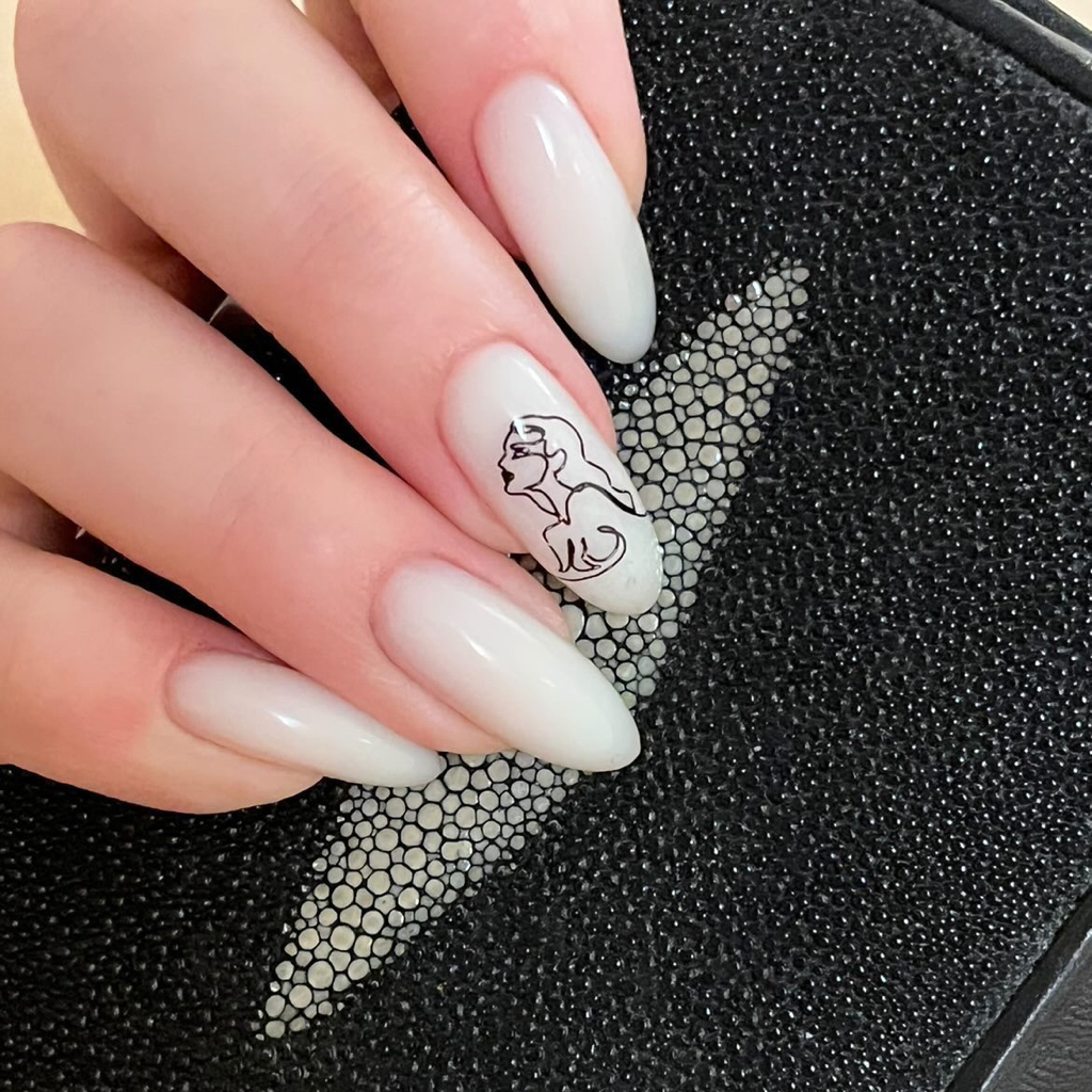 Маникюр с покрытием и дизайном