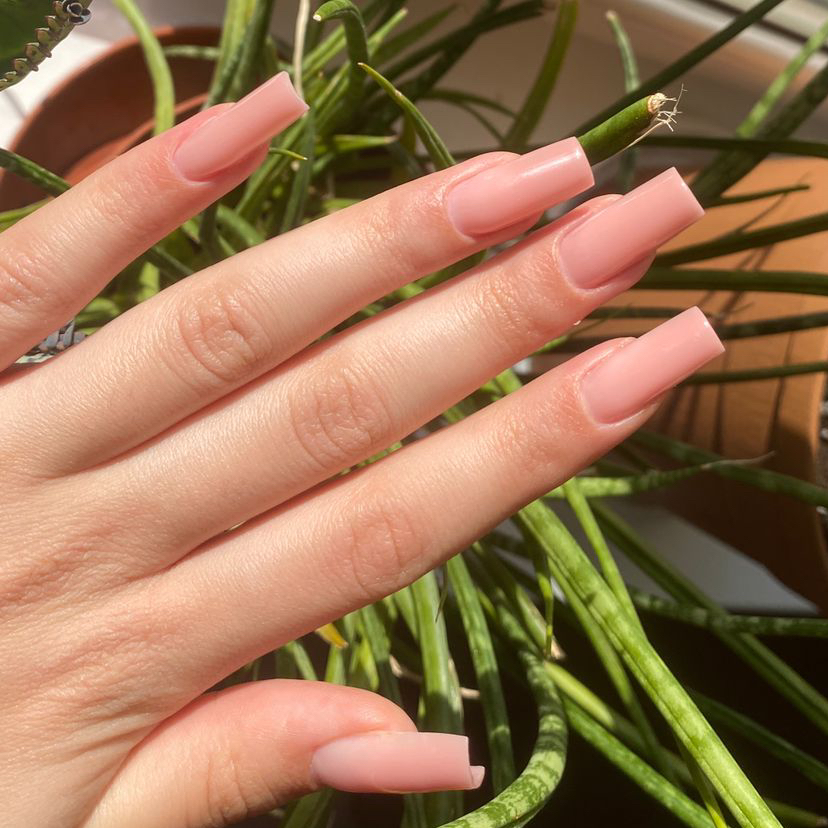 Наращивание ногтей однотонное