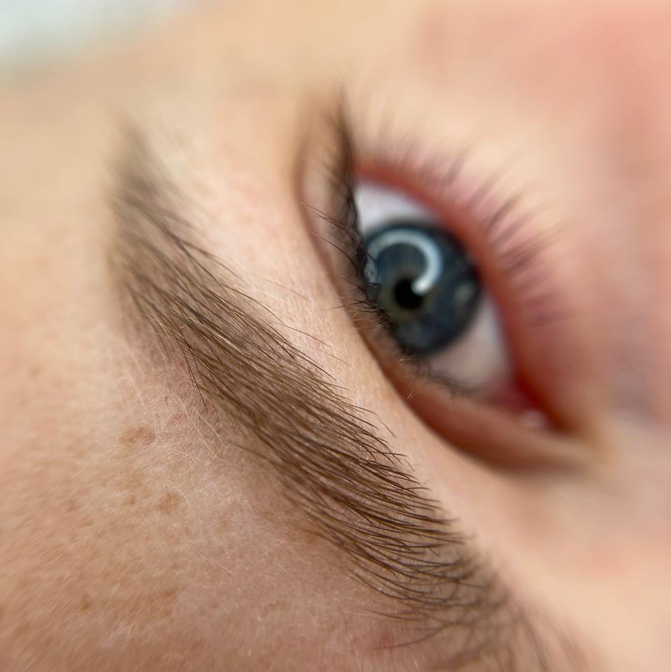 Коррекция бровей