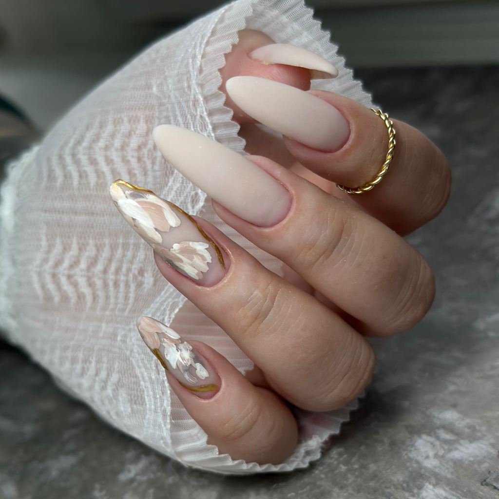 КОМПЛЕКС 3  Сложная коррекция (армирование, из овала в квадрат, донаращивание, исправление клюющих ногтей).