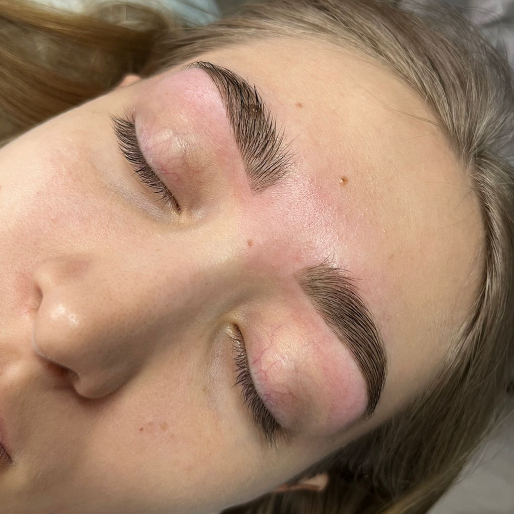 Коррекция и окрашивание бровей