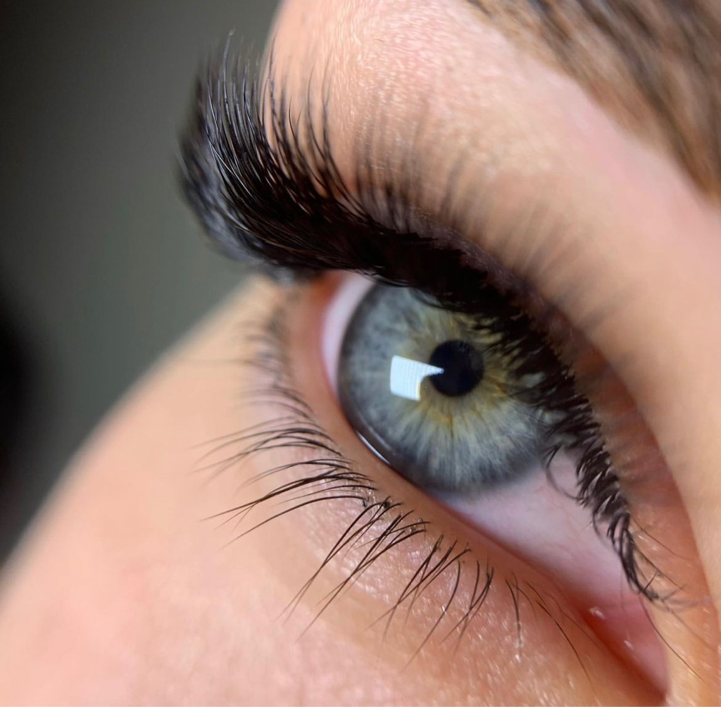 Наращивание ресниц 3D объема