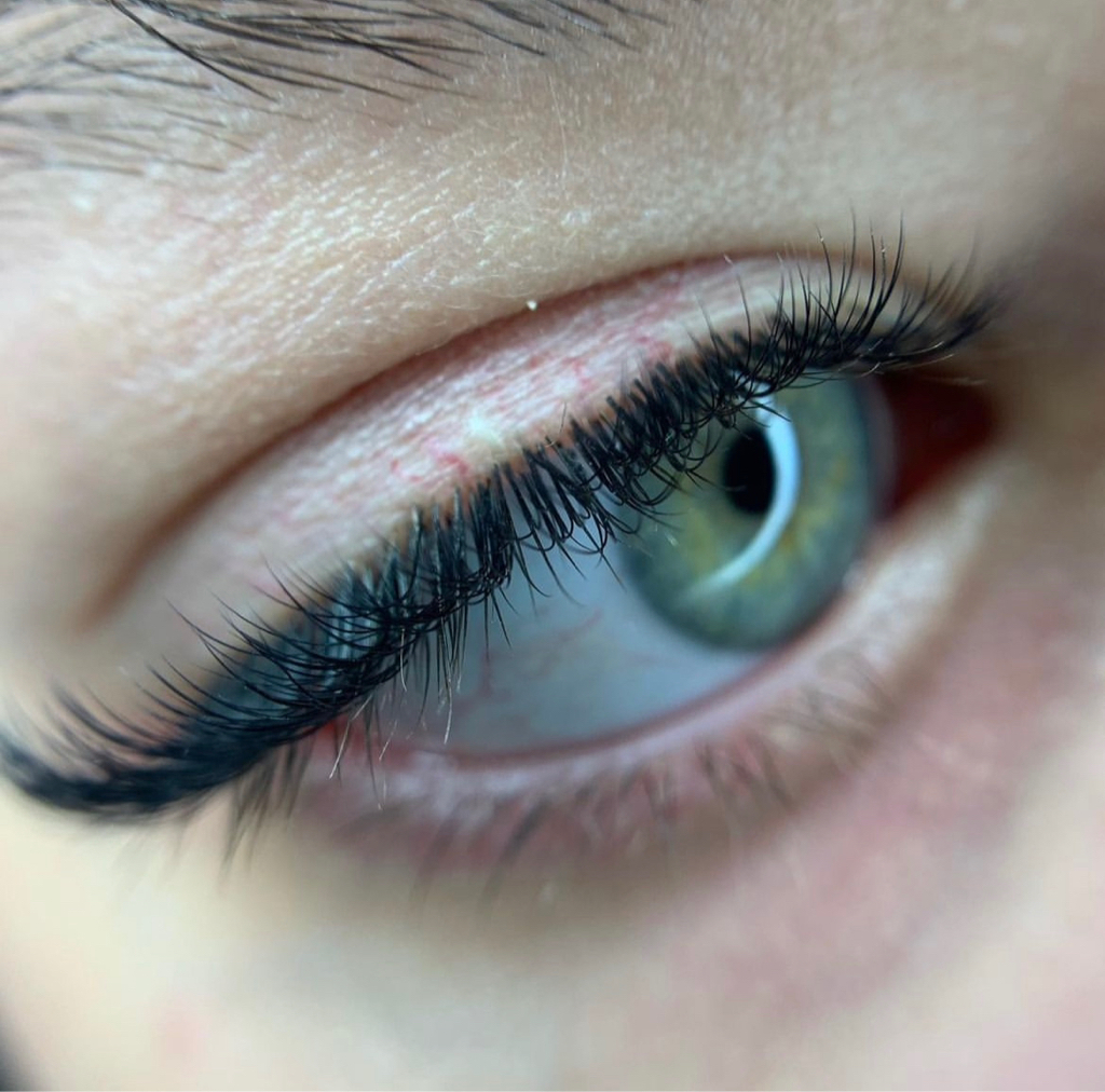 Наращивание ресниц 2D объема