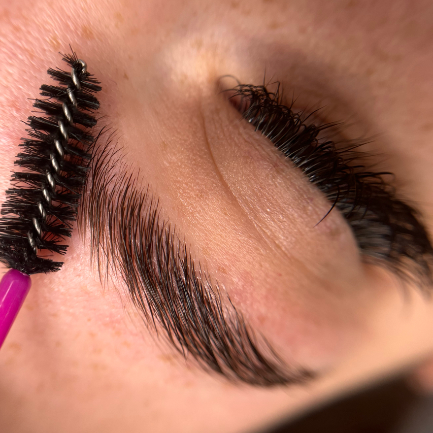 Коррекция бровей