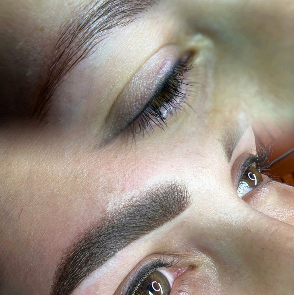 Татуаж бровей