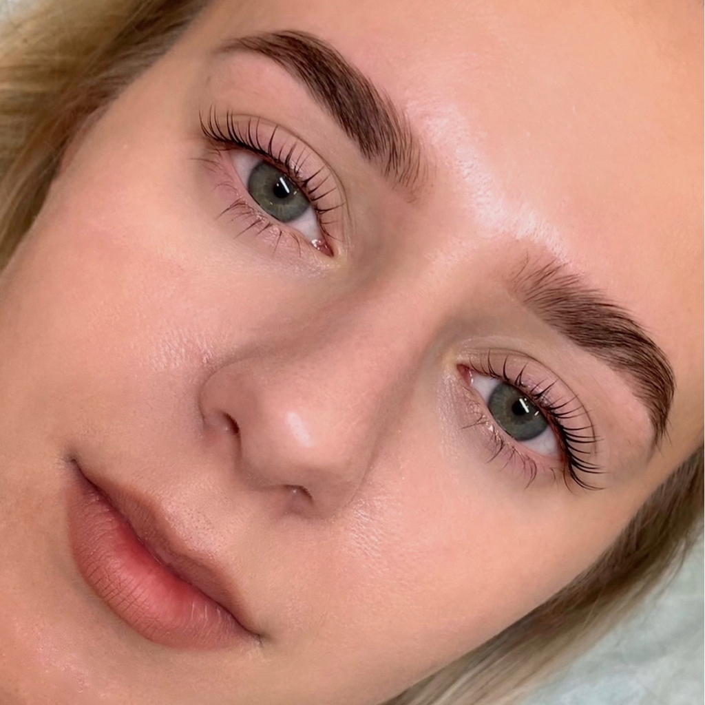 -10% за комплекс: итальянское восстановление ресниц + окрашивание бровей