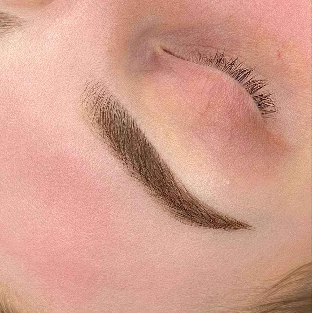 Корекція брів