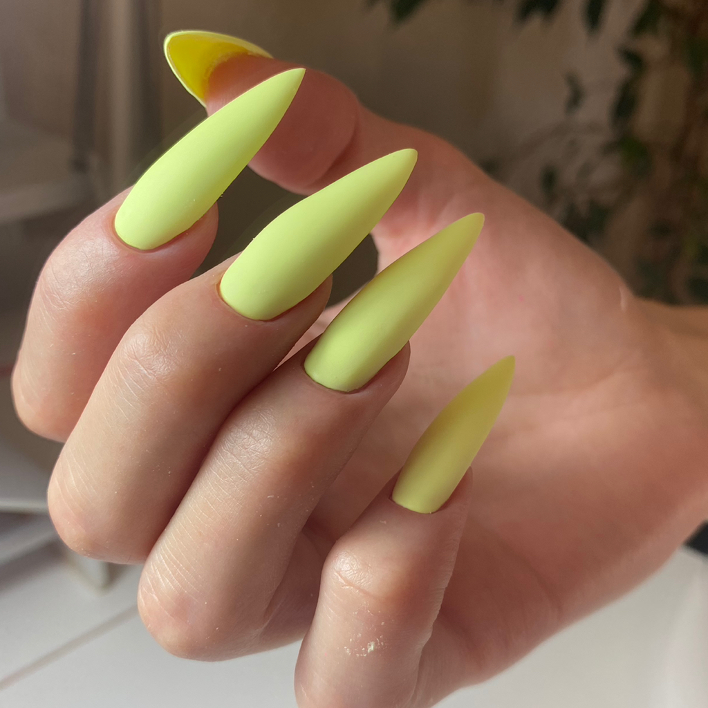 Корекція нарощених нігтів