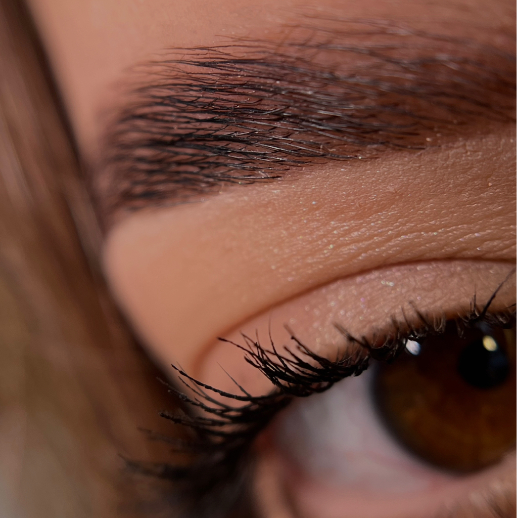 Коррекция бровей