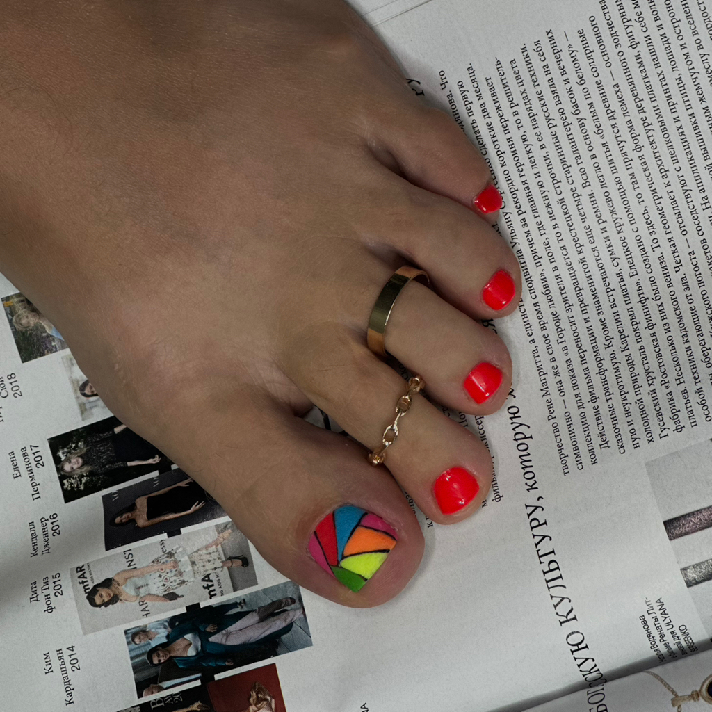 Комбинированный педикюр с обработкой стоп с покрытием