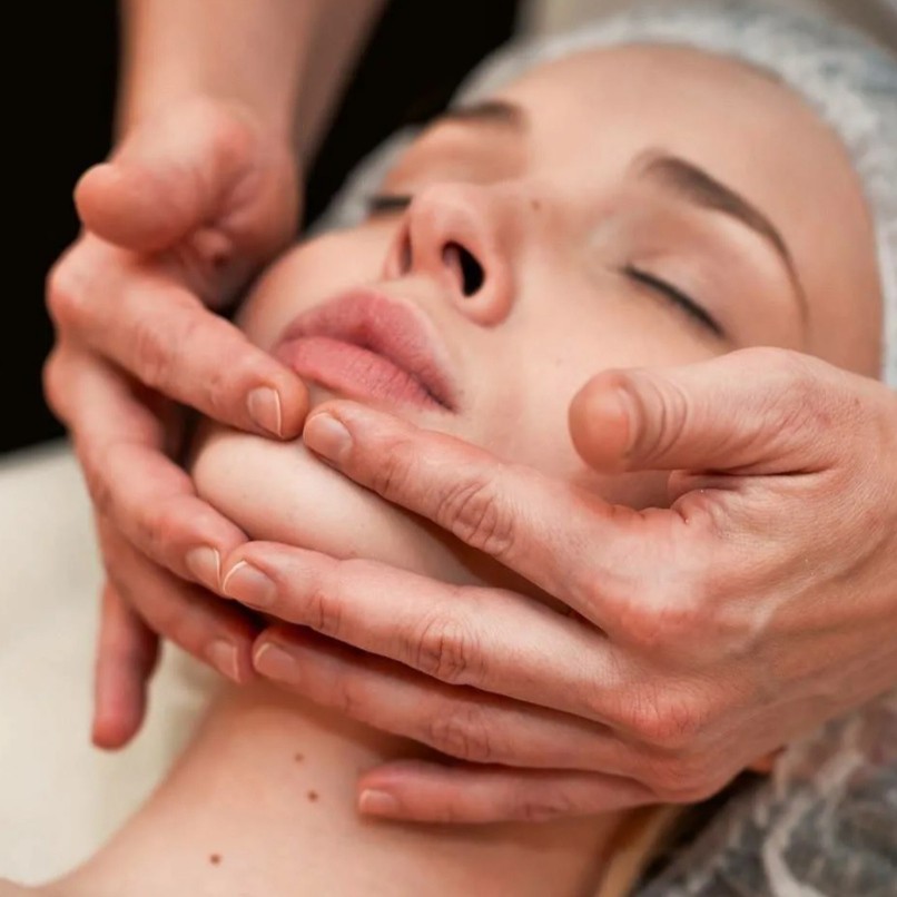 Классический массаж лица + массаж шейно-воротниковой зоны + массаж зоны декольте